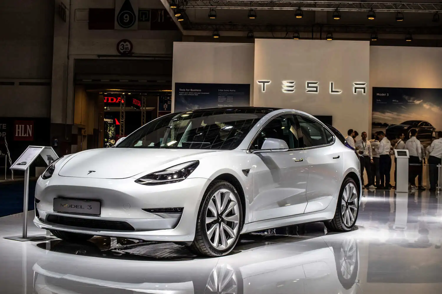 Tesla Model 3 ราคาไม่เกิน 2 ล้าน
